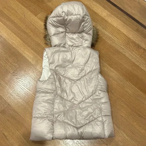 BNWOT Gap Kids Puffer vest - Picture 5 of 5